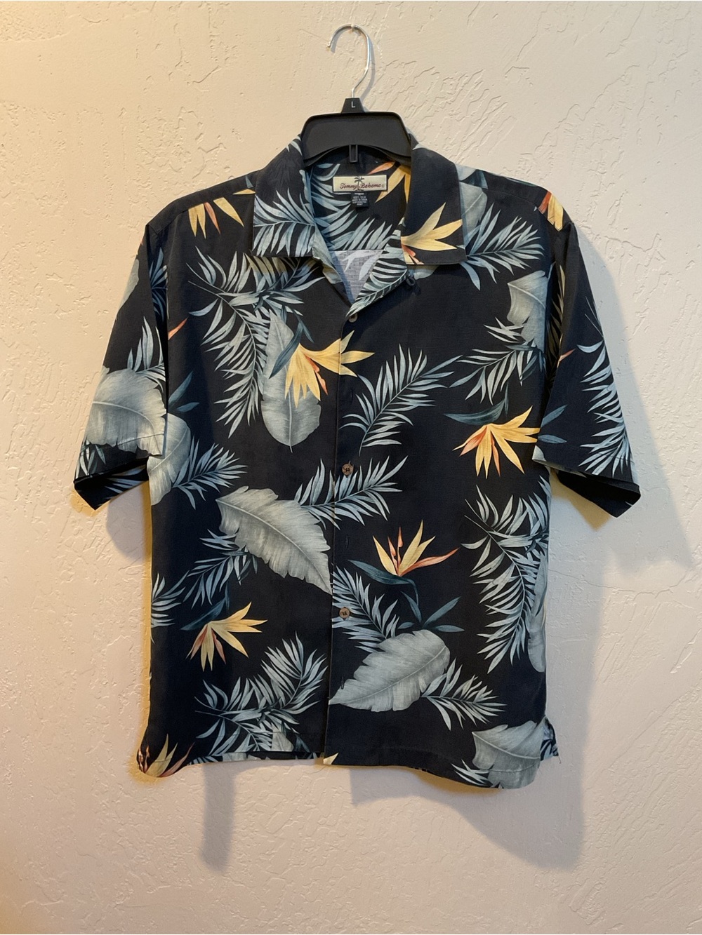 Men's Black Tommy Bahama Tropical Print Short-Sleeve Shirt medium
